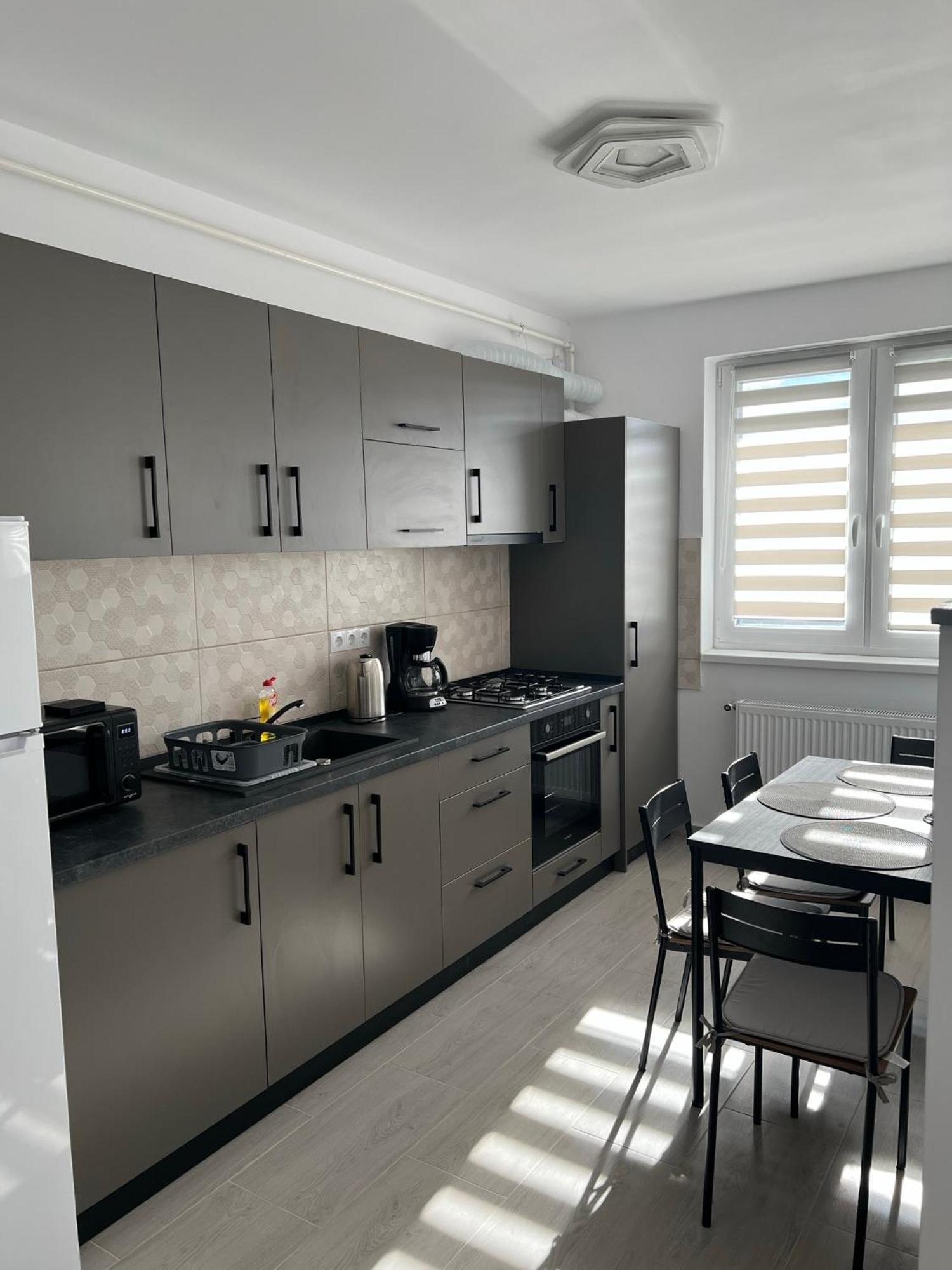 Arini Cozy Corner Apartment เชลิมบาร์ ภายนอก รูปภาพ